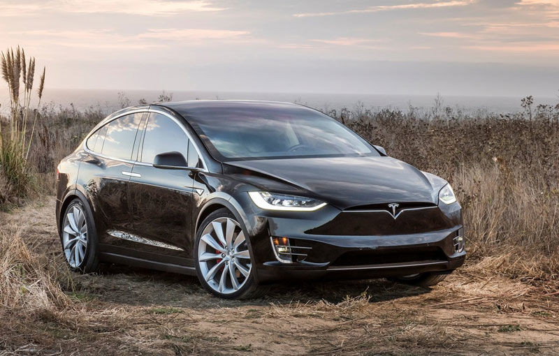 Tesla a lansat un nou update pentru mașinile sale: Autopilot este cu 50% mai sigur și ”ar putea evita chiar și un OZN care aterizează pe șosea” - Poza 1