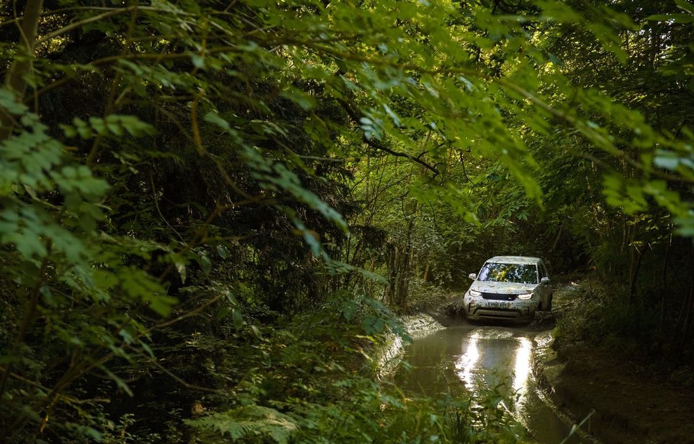 Noul Land Rover Discovery face deja o demonstrație de off-road extrem: noi imagini și clipuri cu SUV-ul englez - Poza 21