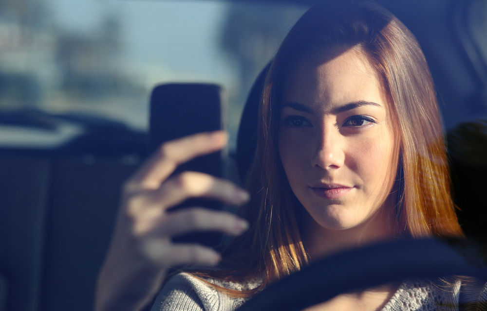 Pe când și în România? Anglia introduce măsuri drastice împotriva utilizării telefonului la volan: permisul suspendat 6 luni la a doua abatere - Poza 1