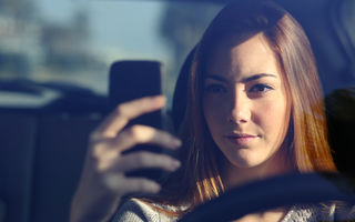 Pe când și în România? Anglia introduce măsuri drastice împotriva utilizării telefonului la volan: permisul suspendat 6 luni la a doua abatere