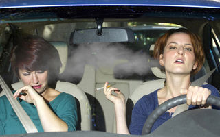 Proiect de lege: fumatul în maşina personală, interzis în prezenţa minorilor şi a femeilor însărcinate