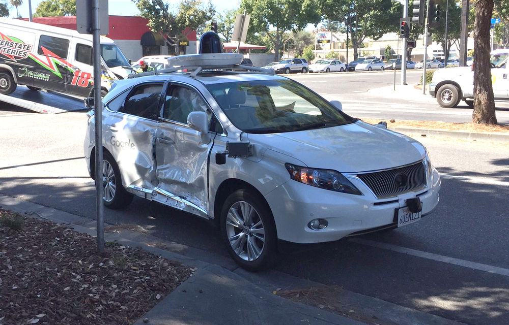 Un nou accident, aceeași concluzie: prototipurile autonome Google ne arată de ce șoferii vor fi înlocuiți în final de mașinile care se conduc singure - Poza 1