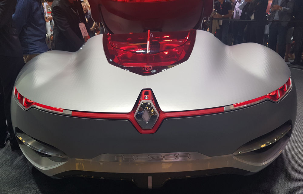 PARIS 2016 LIVE: Standul Renault, între conceptul futurist Trezor, electricul Zoe și practicul Megane Sedan - Poza 7
