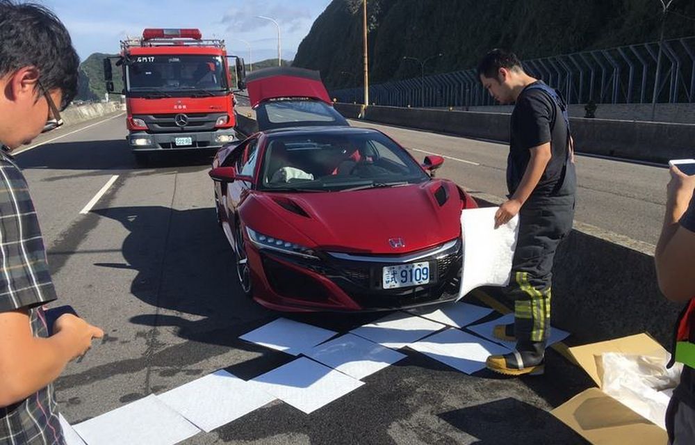 Un jurnalist auto din Taiwan este primul șofer care avariază noul Honda NSX. Cauza accidentului? O albină - Poza 2