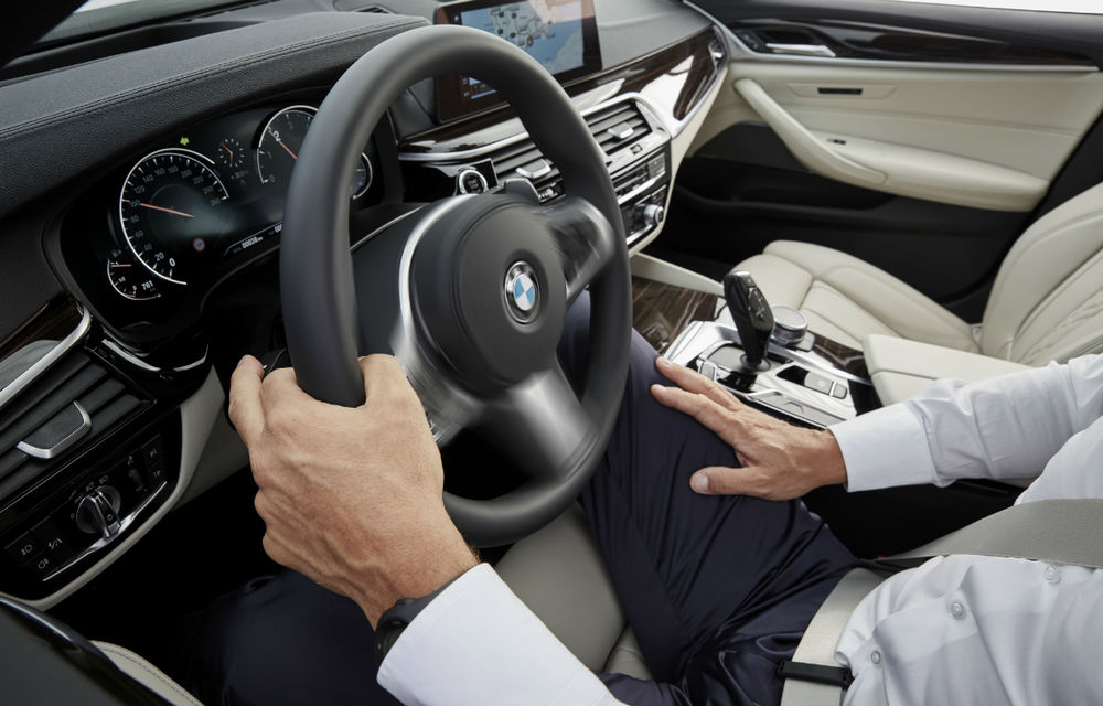 Noul BMW Seria 5 este oficial: motoare noi și tehnologii de pe fratele mai mare, Seria 7 - Poza 65