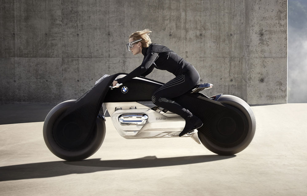 Un nou concept pentru centenarul BMW: Vision Next 100, motocicleta electrică fără accidente pentru care nu ai nevoie de cască şi costum - Poza 1