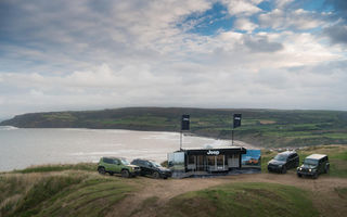 Sus în deal e-un showroom: Jeep a deschis pe stâncile de la Marea Nordului cel mai greu accesibil showroom auto din lume