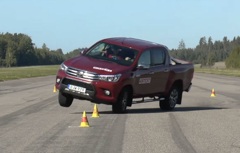 Toyota Hilux, repetent la testul elanului: la 60 de km/h mașina e un pericol - Poza 1