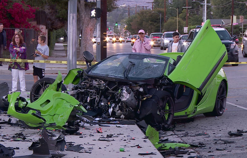 Daună de peste 200.000 de euro: un McLaren 650S Spider, transformat în morman de fiare după un accident în SUA (VIDEO) - Poza 1