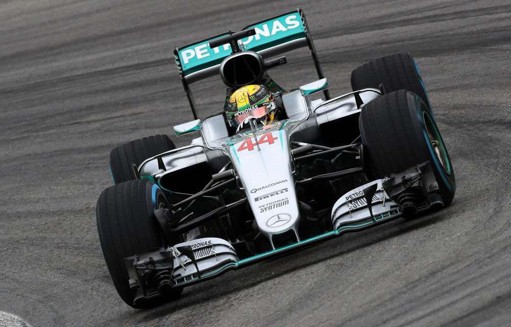 Hamilton câştigă pe ploaie în Brazilia şi rămâne în cursa pentru titlu! Rosberg şi Verstappen completează podiumul - Poza 1