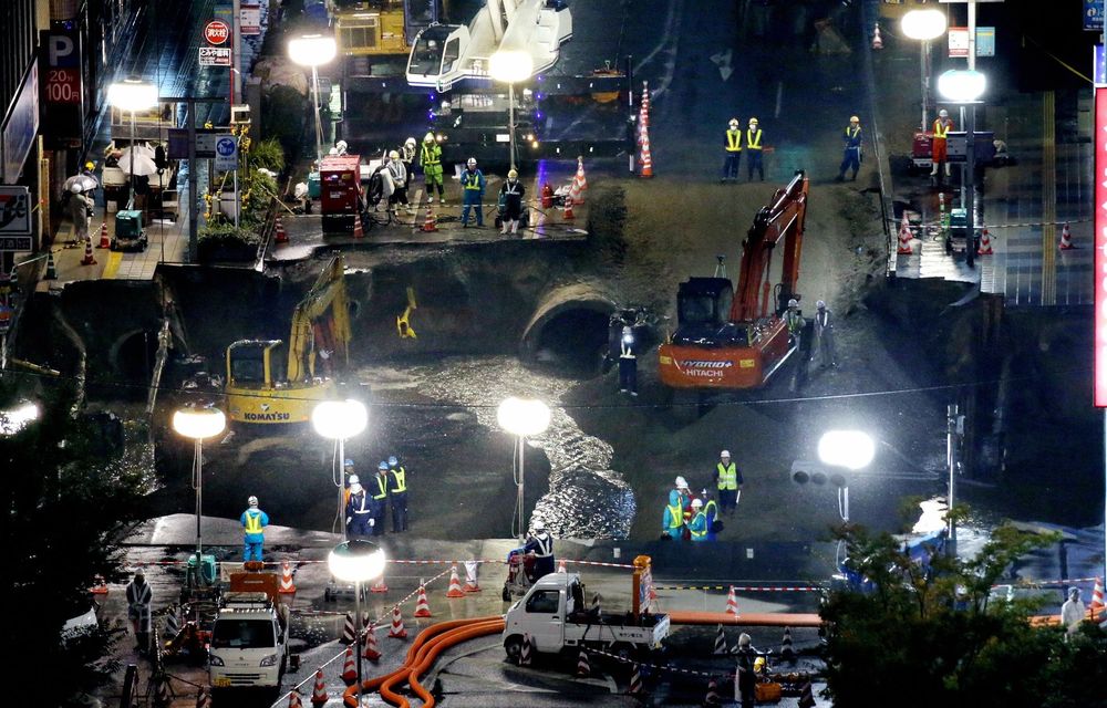 Japonezii ne arată cum se asfaltează o stradă: o groapă de 15 metri a fost acoperită în două zile - Poza 2
