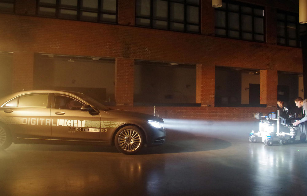 Mercedes pregătește o tehnologie revoluționară: farurile care proiectează semne de circulație pe asfalt - Poza 15