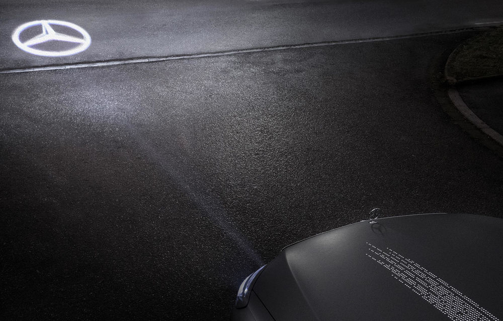 Mercedes pregătește o tehnologie revoluționară: farurile care proiectează semne de circulație pe asfalt - Poza 13