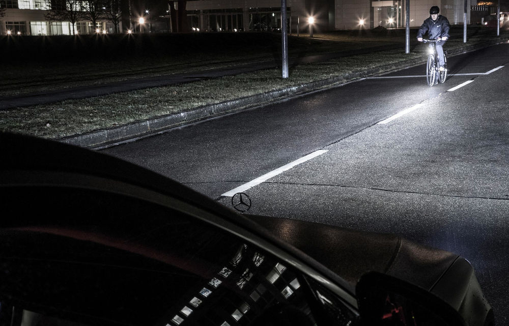 Mercedes pregătește o tehnologie revoluționară: farurile care proiectează semne de circulație pe asfalt - Poza 3