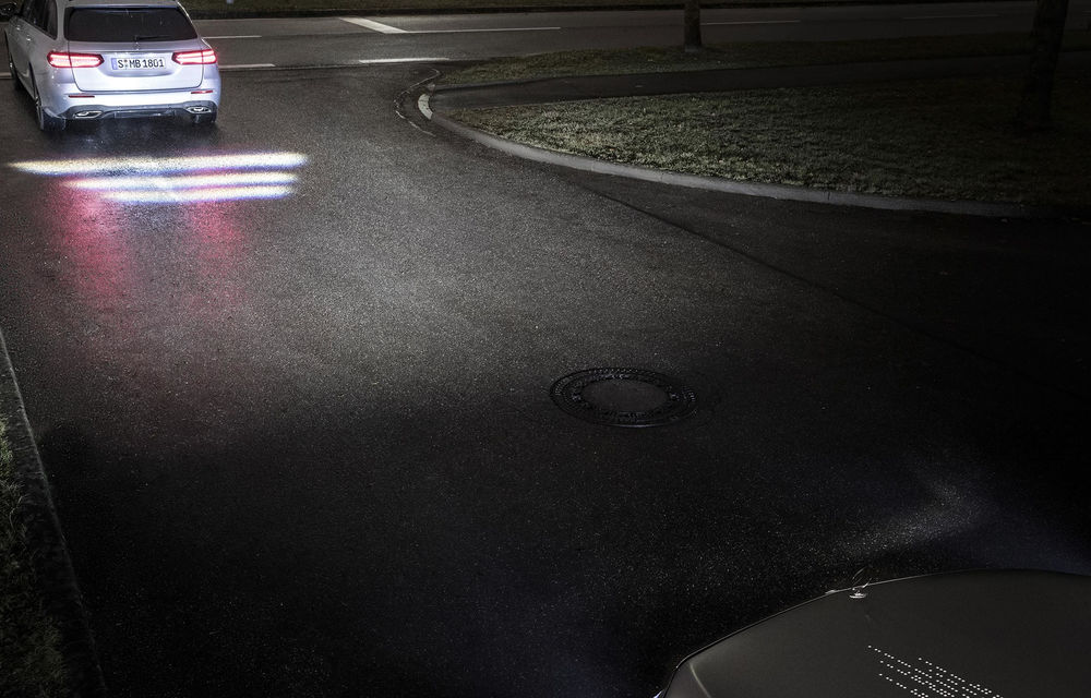 Mercedes pregătește o tehnologie revoluționară: farurile care proiectează semne de circulație pe asfalt - Poza 7