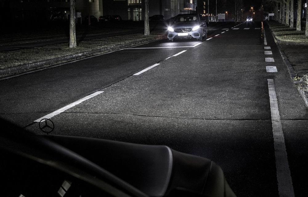 Mercedes pregătește o tehnologie revoluționară: farurile care proiectează semne de circulație pe asfalt - Poza 2