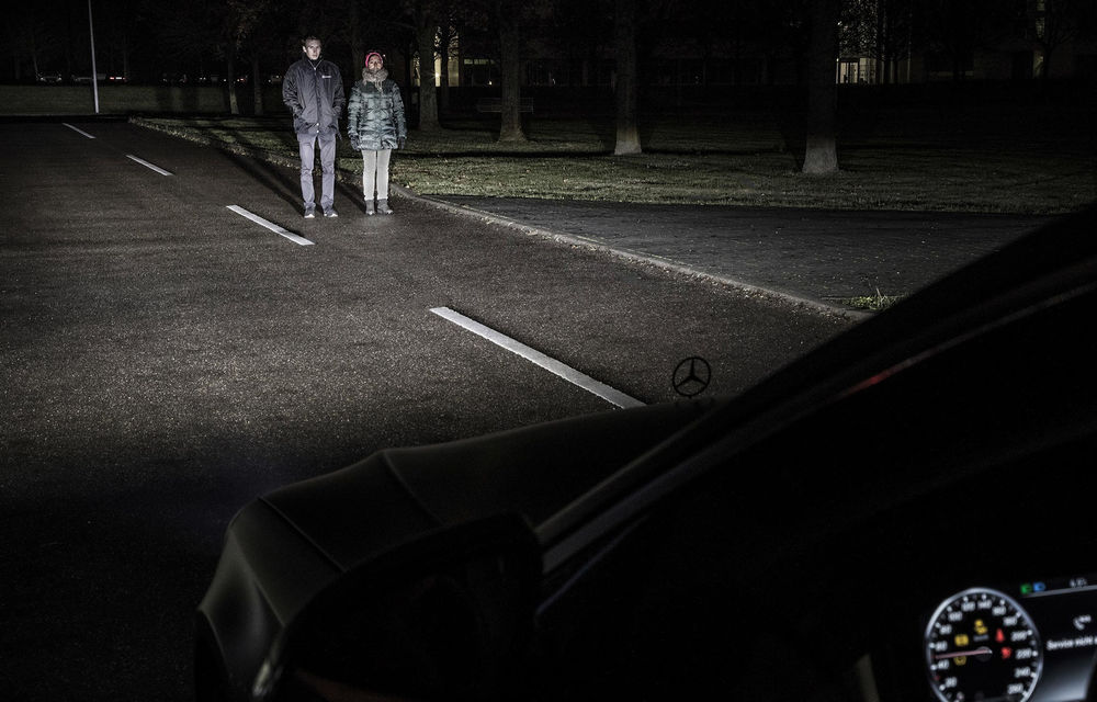 Mercedes pregătește o tehnologie revoluționară: farurile care proiectează semne de circulație pe asfalt - Poza 4