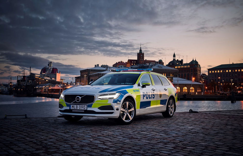 Noul Volvo V90 duce mai departe o tradiție care datează din 1929: break-ul va îmbrăca uniforma poliției suedeze - Poza 1