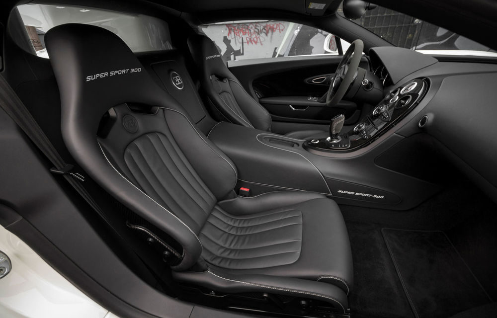 Bugatti Veyron se transformă în mașină de colecție: ultimul exemplar coupe va fi scos la licitație - Poza 24