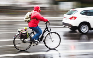 Recomandări noi pentru şoferi: distanţa laterală pentru depăşirea unei biciclete este de 1.5 metri