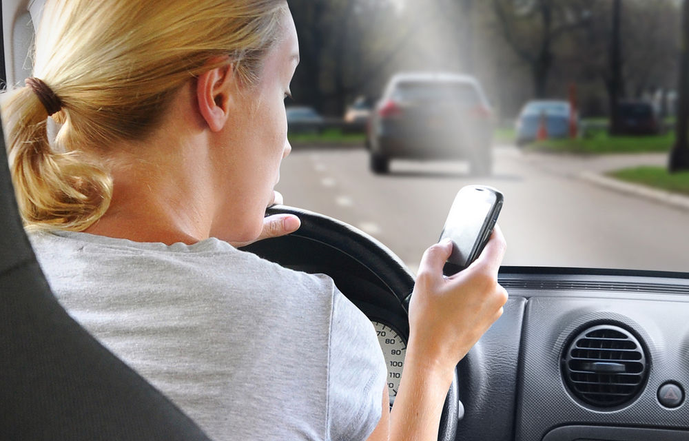 O lege absurdă sau utilă? Americanii vor să dezactiveze utilizarea telefoanelor mobile atunci când conduci maşina - Poza 1