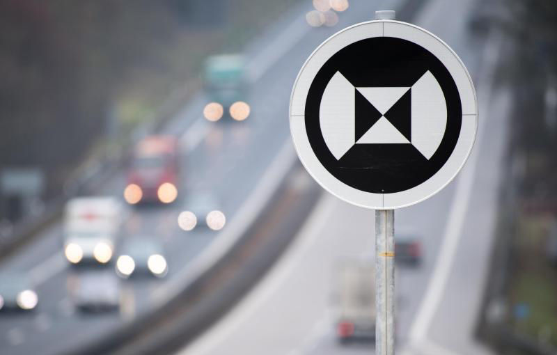 Apariție inedită pe autostrăzile germane: indicator rutier dedicat doar mașinilor autonome - Poza 1