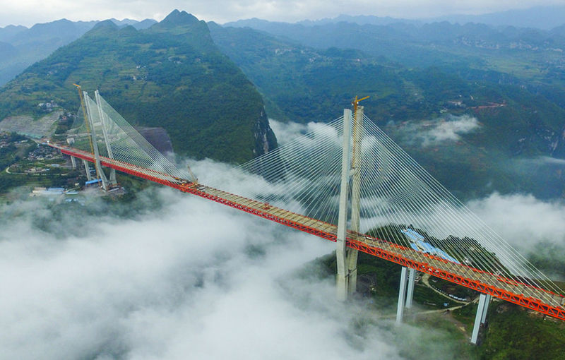 China inaugurează cel mai înalt pod rutier din lume: mașinile trec la peste 560 de metri deasupra unui râu pe un pod construit în doar trei ani - Poza 1