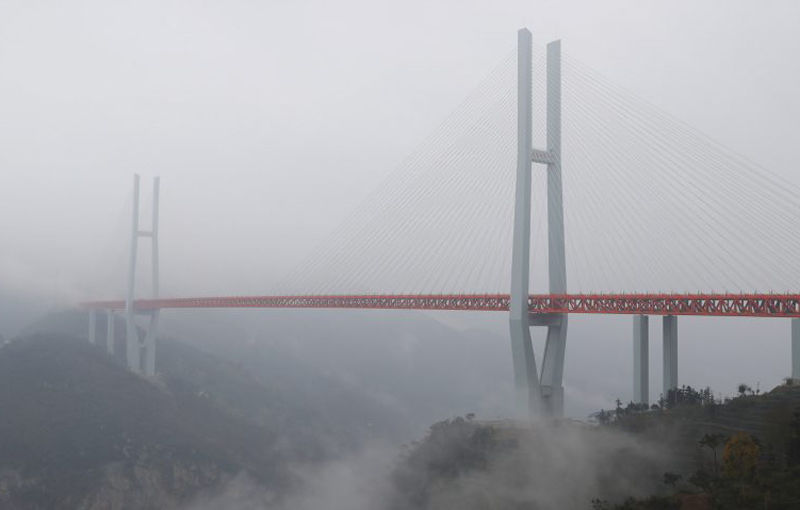 China inaugurează cel mai înalt pod rutier din lume: mașinile trec la peste 560 de metri deasupra unui râu pe un pod construit în doar trei ani - Poza 4