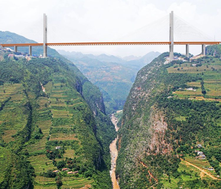 China inaugurează cel mai înalt pod rutier din lume: mașinile trec la peste 560 de metri deasupra unui râu pe un pod construit în doar trei ani - Poza 2