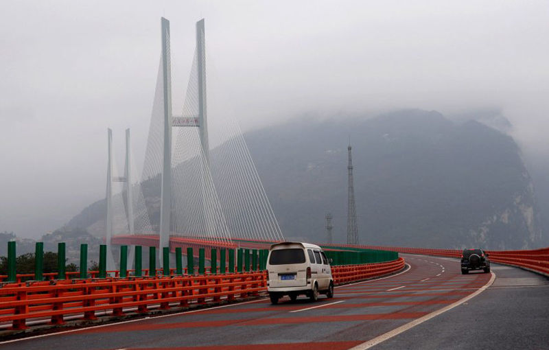 China inaugurează cel mai înalt pod rutier din lume: mașinile trec la peste 560 de metri deasupra unui râu pe un pod construit în doar trei ani - Poza 3