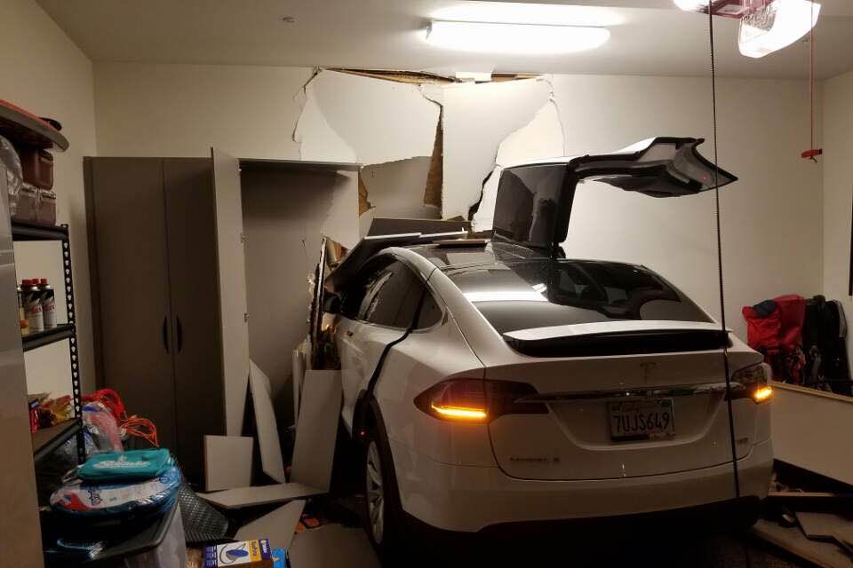 După Toyota, și mașinile Tesla sunt acuzate că accelerează singure: un Model X a ajuns în sufrageria proprietarului. Tesla exclude defecțiunile - Poza 3