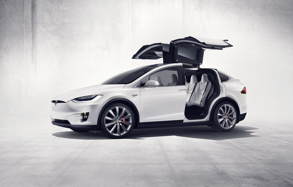 După Toyota, și mașinile Tesla sunt acuzate că accelerează singure: un Model X a ajuns în sufrageria proprietarului. Tesla exclude defecțiunile - Poza 2