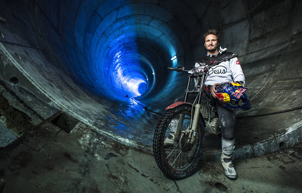 Cascadorie marca Red Bull: un motociclist a sărit peste un gol de 8 metri lungime pe şantierul metroului bucureştean - Poza 1