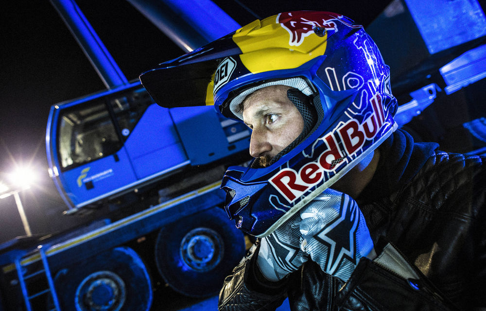 Cascadorie marca Red Bull: un motociclist a sărit peste un gol de 8 metri lungime pe şantierul metroului bucureştean - Poza 9