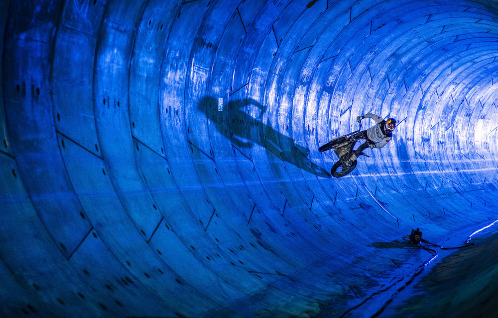 Cascadorie marca Red Bull: un motociclist a sărit peste un gol de 8 metri lungime pe şantierul metroului bucureştean - Poza 7