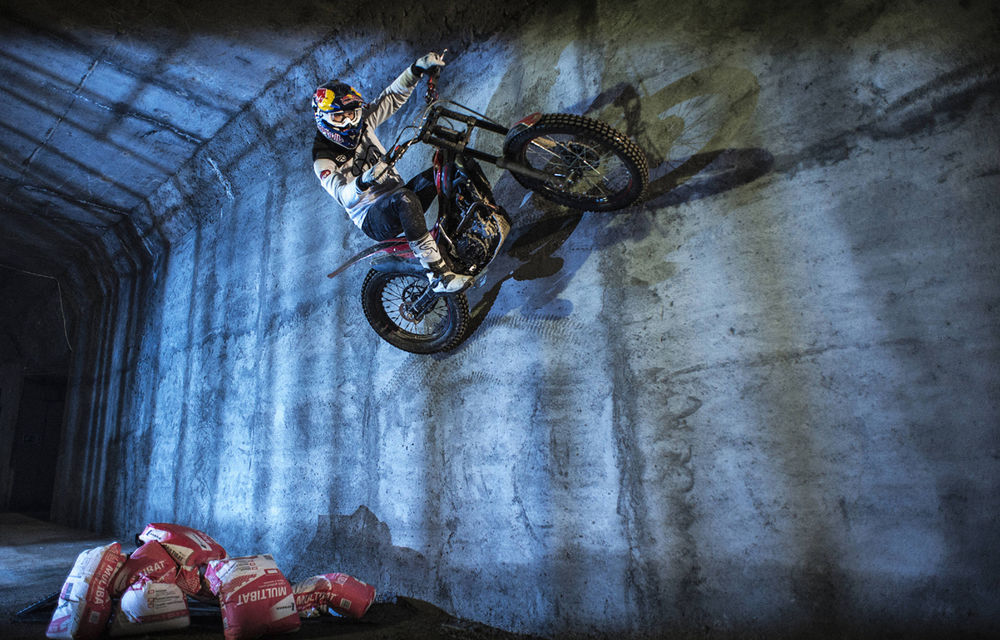 Cascadorie marca Red Bull: un motociclist a sărit peste un gol de 8 metri lungime pe şantierul metroului bucureştean - Poza 4
