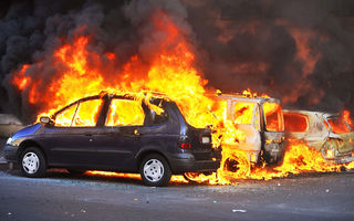 Încă un revelion cu probleme în Franța: 650 de mașini au fost incendiate în noaptea dintre ani
