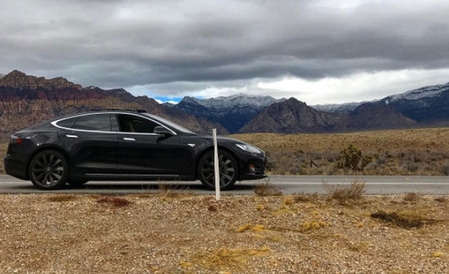 Proprietarul unui Tesla Model S a rămas izolat în deșert după ce nu a mai putut să pornească mașina cu telefonul mobil - Poza 1