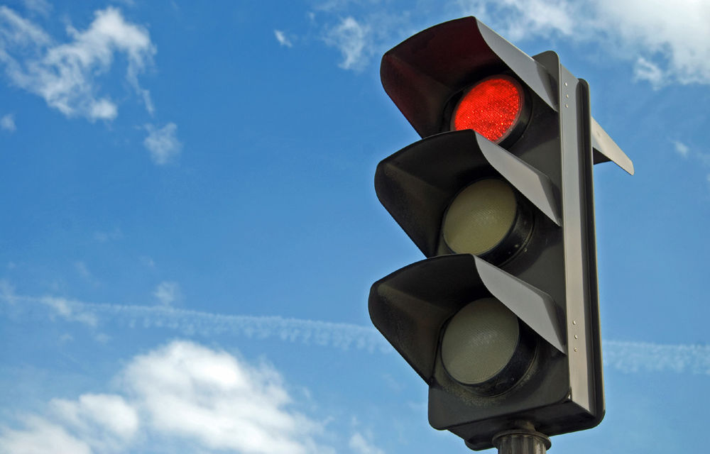 Legi bizare: într-un stat american vei putea trece cu mașina pe culoarea roșie a semaforului - Poza 1
