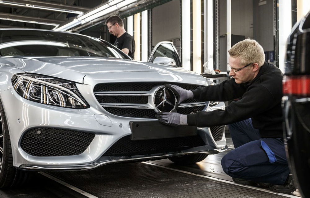 Bonus pentru muncitorii care au ajutat Mercedes să depășească BMW în 2016: angajații vor primi până la 5400 de euro - Poza 1