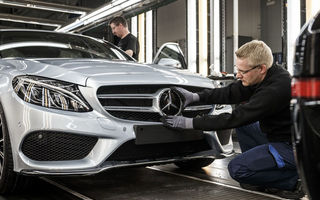 Bonus pentru muncitorii care au ajutat Mercedes să depășească BMW în 2016: angajații vor primi până la 5400 de euro