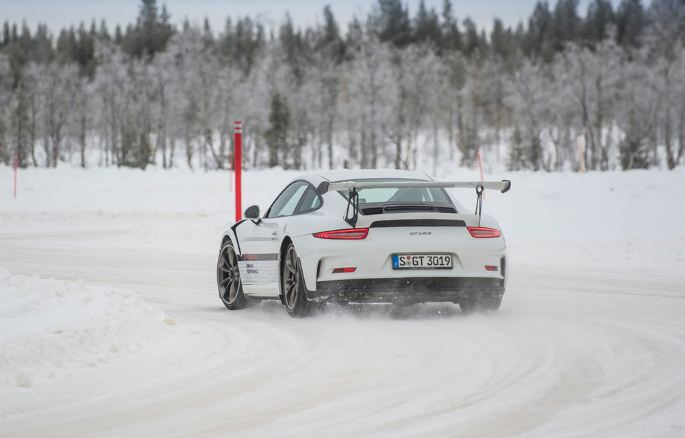 Valentine's Day în variantă masculină: drifturi pe gheață cu cele mai puternice modele Porsche - Poza 80