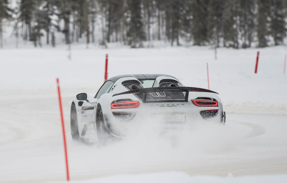 Valentine's Day în variantă masculină: drifturi pe gheață cu cele mai puternice modele Porsche - Poza 76