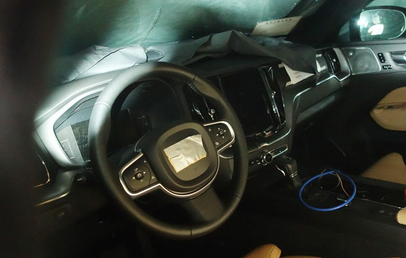 Nicio surpriză: primele imagini-spion ne arată că interiorul noului Volvo XC60 se inspiră masiv din cel al fratelui mai mare, XC90 - Poza 1