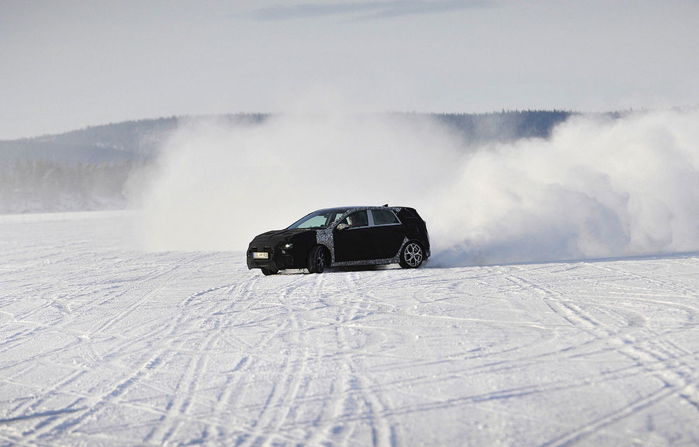 Imagini proaspete cu viitorul Hyundai i30 N: modelul de performanţă este testat pe zăpezile din Suedia - Poza 2