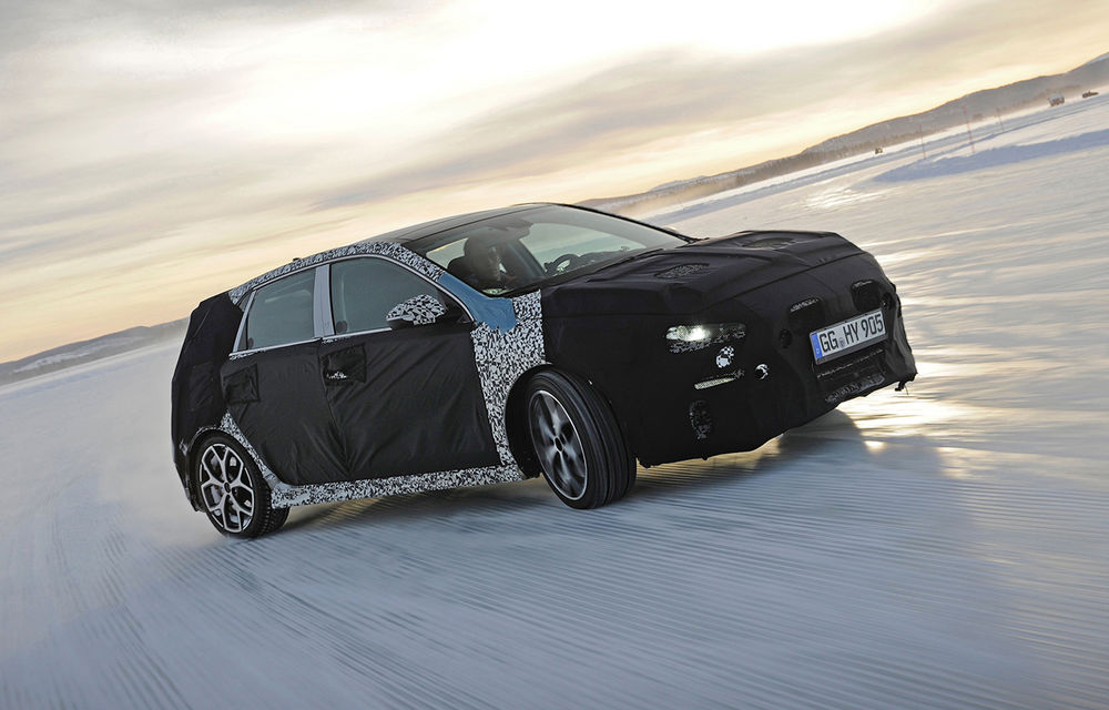 Imagini proaspete cu viitorul Hyundai i30 N: modelul de performanţă este testat pe zăpezile din Suedia - Poza 1