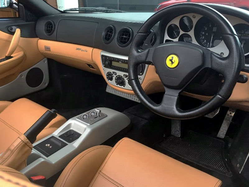 Un Ferrari care i-a aparținut lui David Beckham este scos la licitație pentru 100.000 de euro - Poza 5