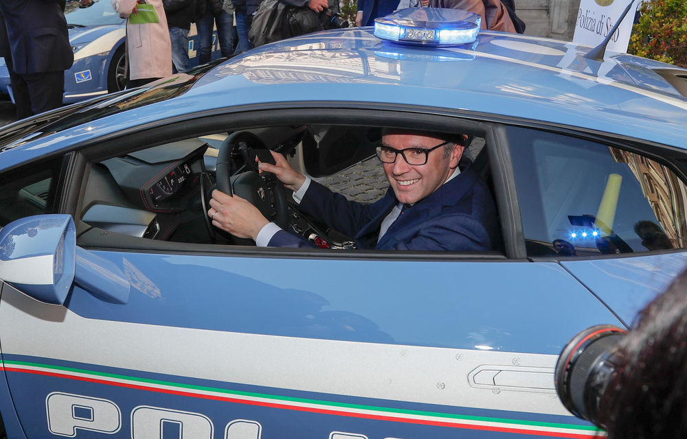 Poliția italiană mai primește un Lamborghini Huracan: 610 cai putere și un portbagaj refrigerat pentru transport de organe - Poza 5