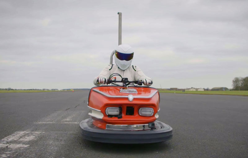 Cea mai rapidă &quot;mașinuță bușitoare&quot; din lume a atins 160 de km/h. La volan s-a aflat celebrul personaj The Stig - Poza 1