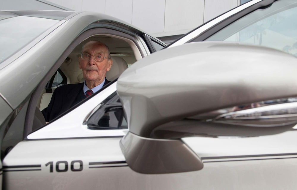 Lexus a pregătit o limuzină LS personalizată pentru un client care a împlinit 100 de ani - Poza 2